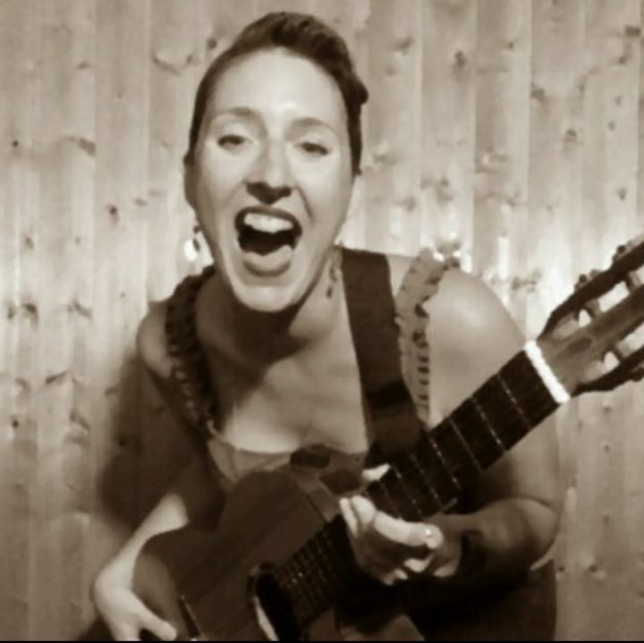 Riley Bloom chante avec sa guitare — coach vocal pour enfants et ados à Sainte-Geneviève-des-Bois (Essonne 91)